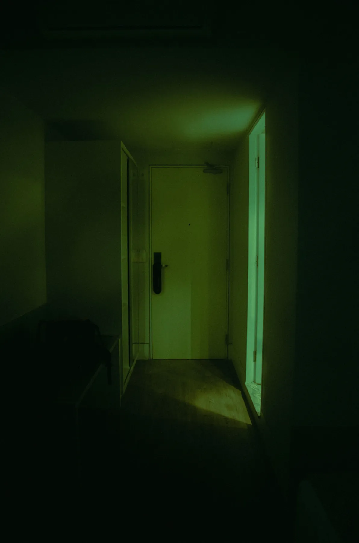 Porte éclairée au fond d’un couloir sombre